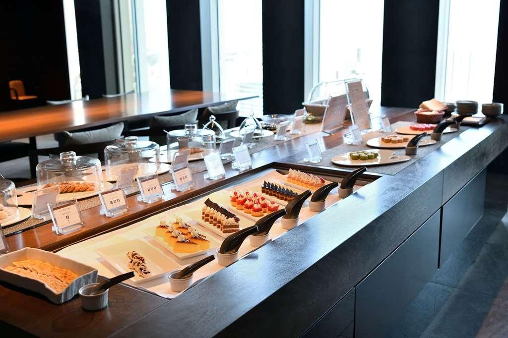 Nagoya Prince Hotel Sky Tower Restoran gambar A buffet at a hotel