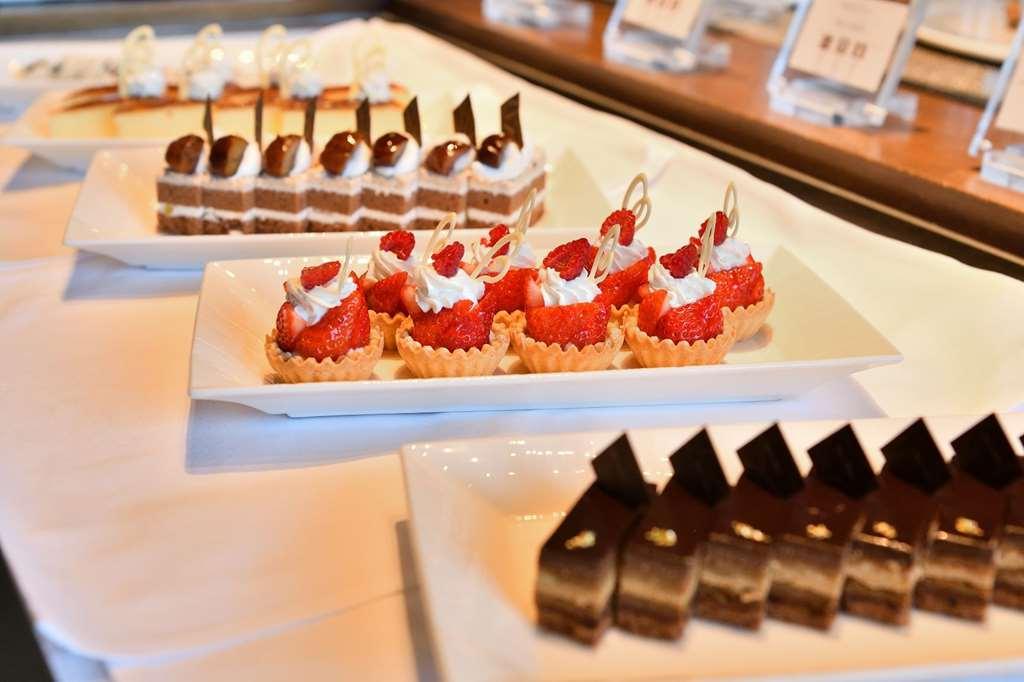 Nagoya Prince Hotel Sky Tower Restoran gambar Petit fours