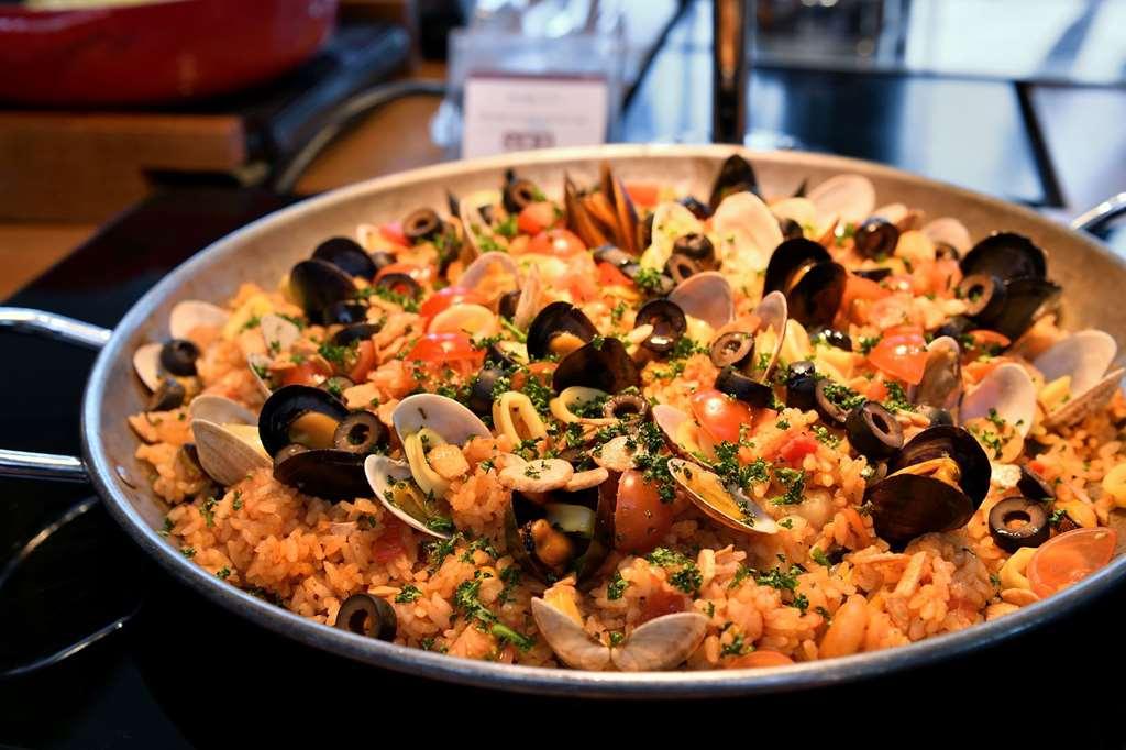 Nagoya Prince Hotel Sky Tower Restoran gambar Seafood paella